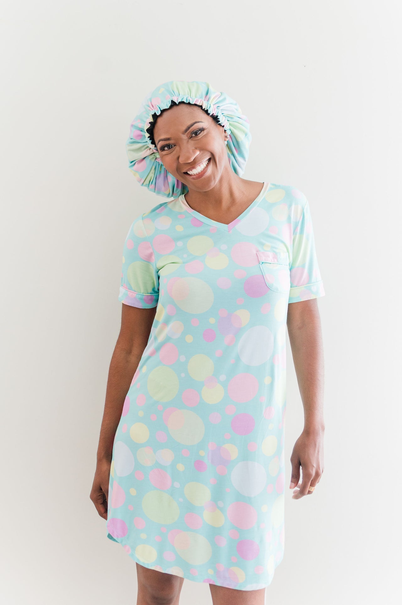Women's Bamboo Moisture Wicking, Bubbles Short Sleeve Nightgown Set, With A Matching Satin-Lined Bonnet